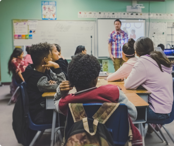 jovens dentro de uma sala de aula
